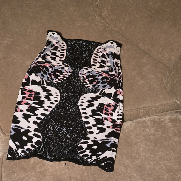 Stylish BCBG MaxAzria Black and Pink Patterned Skirt - Picture 1 of 2